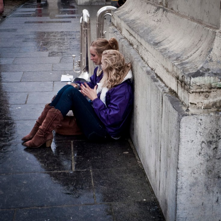 Jeunes filles sous la pluie - Balloon's Day Parade, Bruxelles - Photo : Frederic Giet (Gilderic)