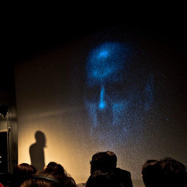 Bill Viola face à son oeuvre - Photo : Gilderic