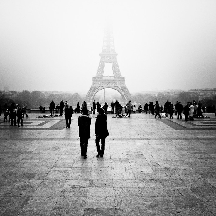 Paris : la Tour Eiffel dans la brume - Photo : Gilderic