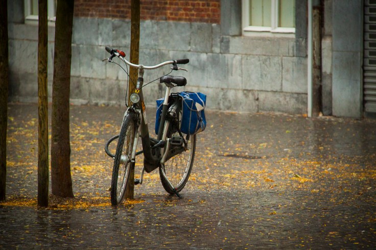 Vélo sous la pluie (Place Saint-Etienne, Liège) - photo : Gilderic