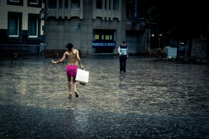 La pluie est en soldes ! (Place Saint- Etienne, Liège) - Photo : Gilderic