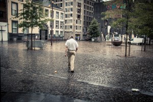 L'homme sous la pluie (Place Saint- Etienne, Liège) - Photo : Gilderic