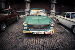 Rallye BD à Liège : voiture de collection (Peugeot) dans la cour du Palais des Princes Eveques - Photo : Gilderic
