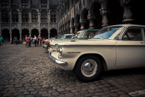 Rallye BD à Liège : voitures de collection dans la cour du Palais des Princes Eveques - Photo : Gilderic