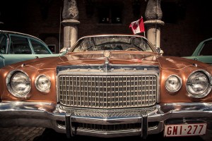 Rallye BD à Liège : voitures de collection (Chrysler) dans la cour du Palais des Princes Eveques - Photo : Gilderic
