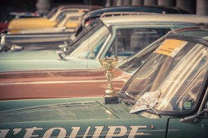 Rallye BD à Liège : voitures de collection dans la cour du Palais des Princes Eveques - Photo : Gilderic