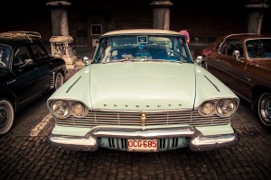 Rallye BD à Liège : voitures de collection (Plymouth Fury) dans la cour du Palais des Princes Eveques - Photo : Gilderic