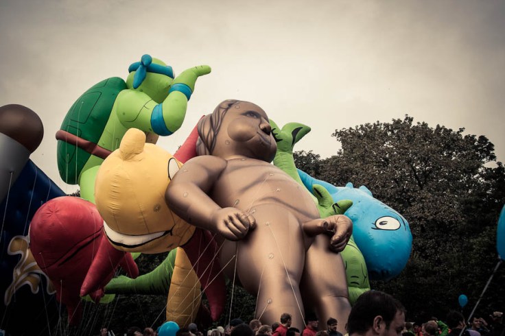L'érection du Manneken Pis géant, Balloon's Day Parade, Place des Palais, Bruxelles - Photo : Gilderic