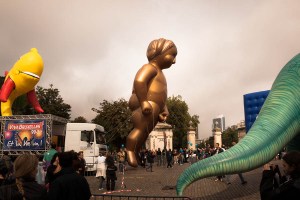 L'érection du Manneken Pis géant, Balloon's Day Parade, Place des Palais, Bruxelles - Photo : Gilderic
