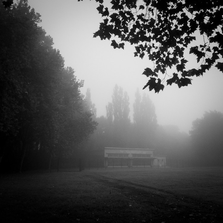Ecole dans la brume, plaine de Péville, Grivegnée - Photo : Gilderic Ecole dans la brume, plaine de Péville, Grivegnée - Photo : Gilderic