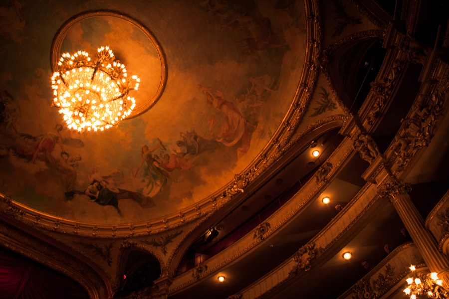 Opéra Royal de Wallonie rénové : la salle, le lustre et le plafond (Photo : Gilderic)