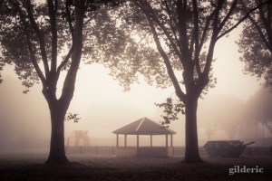 Le Kiosque dans la brume (Grivegnée) - Photo : Gilderic