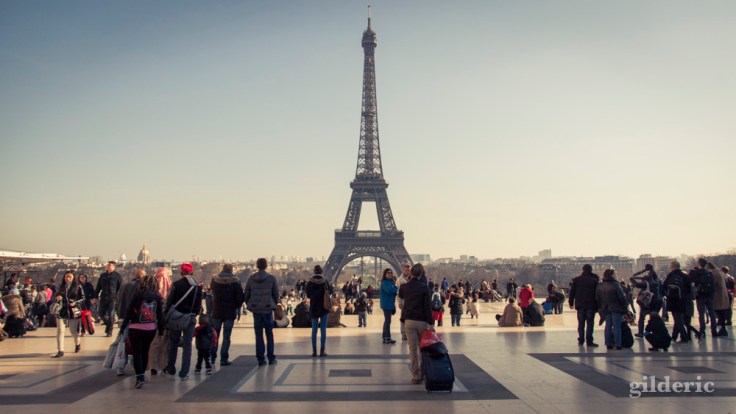 Les touristes admirent la Tour Eiffel (depuis le Trocadéro)