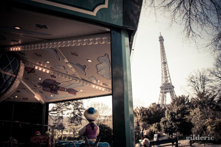 Printemps à Paris : Champs de Mars, carrousel et Tour EIffel