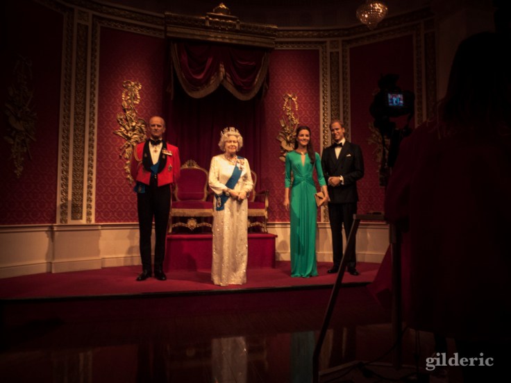 La Reine Elisabeth, William et Kate chez Madame Tussauds 