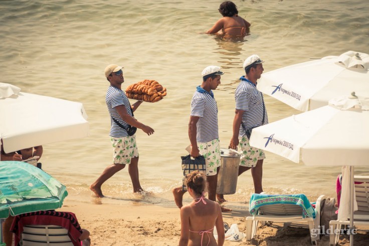 Room-service à la plage - Nessebar, Bulgarie - Photo : Gilderic