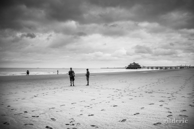 Le Pier et la plage de Blankenberge en noir et blanc - Photo : GIlderic
