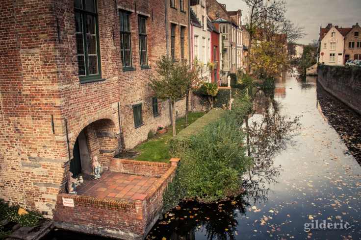 Les canaux de Bruges en automne