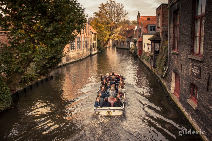Les touristes en balade sur les canaux de Bruges