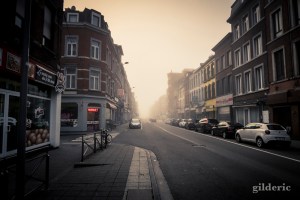 Rue Grétry déserte et embrumée