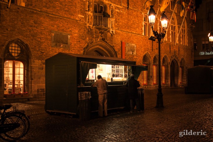 Fritkot au pied du beffroi, sur la grand place de Bruges.
