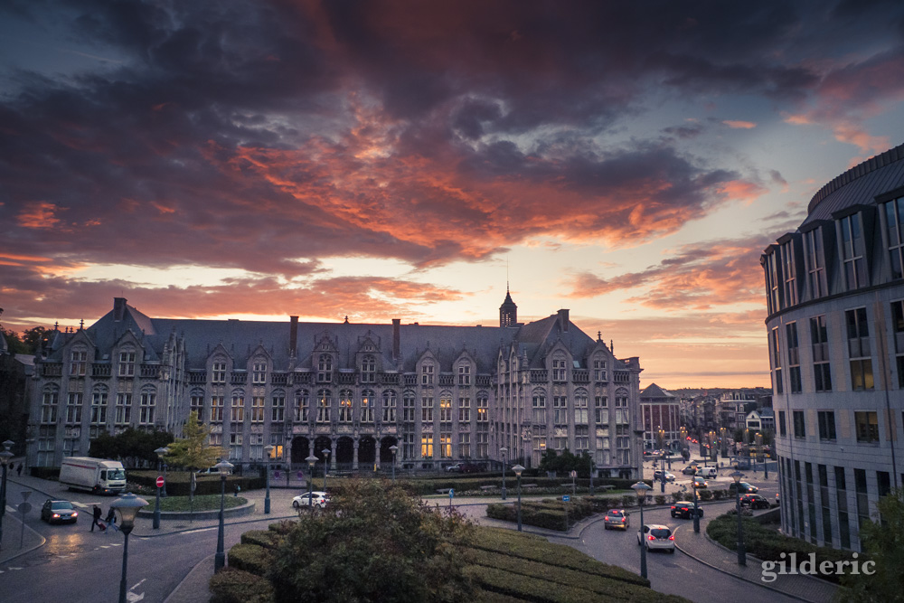 Le soleil se lève sur le palais des Princes-Evêques, un des joyaux architecturaux de Liège.