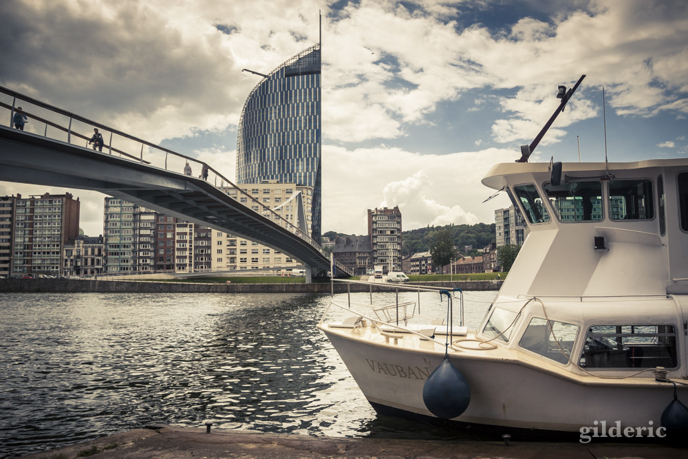 La navette fluviale et la passerelle la Belle Liégeoise (à l'arrière-plan, la Tour des Finances) à Liège