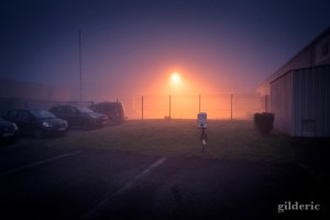 Ambiance étrange et brumeuse au zoning