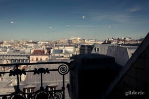 Les cloches au-dessus des toits de Paris