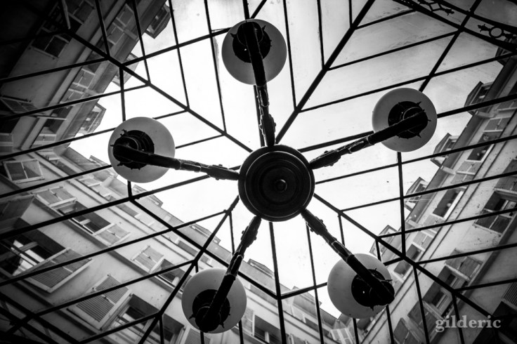 Lustre dans un passage à Paris