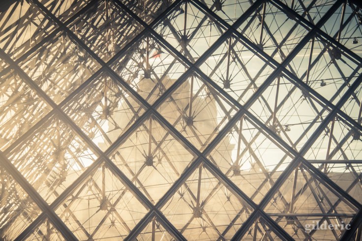 Pyramide du Louvre (détail)