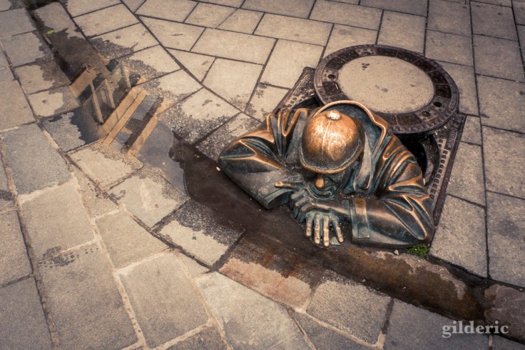 Les détails de la ville : statue sortant des égoûts