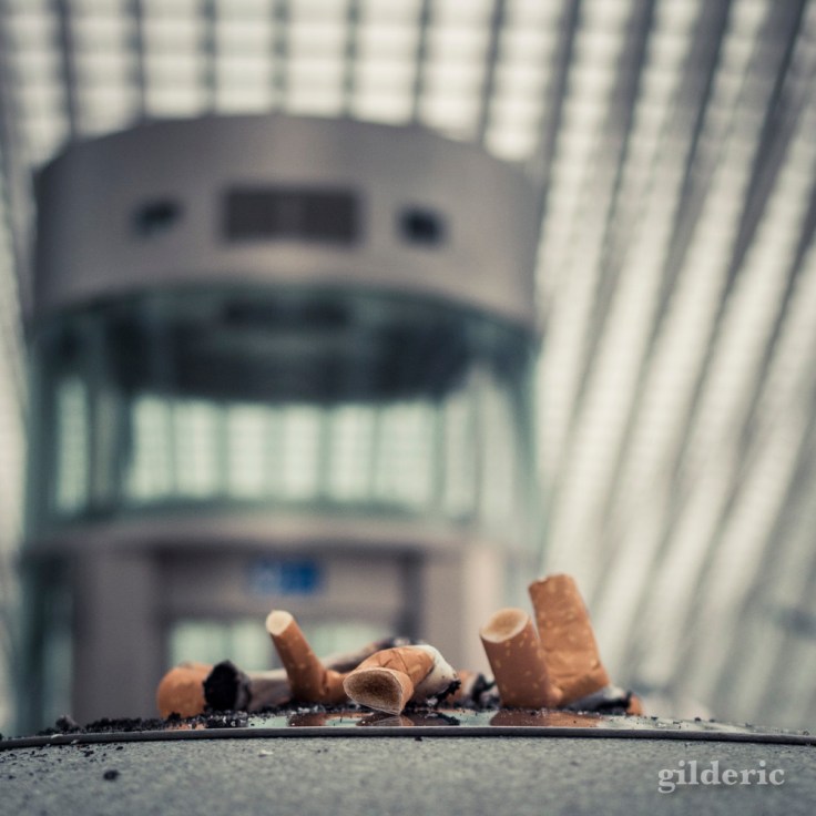 Le cendrier et la gare futuriste