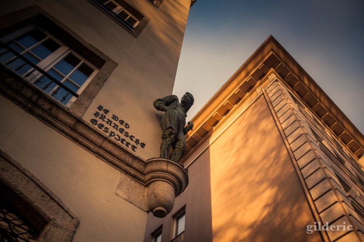 Statue au coin d'une rue