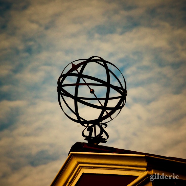 Un astrolable sur le toit