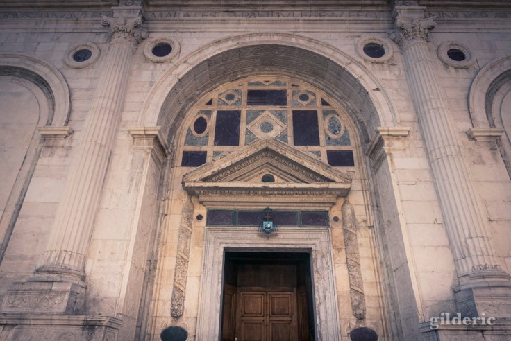 Entrée du Temple Malatesta à Rimini