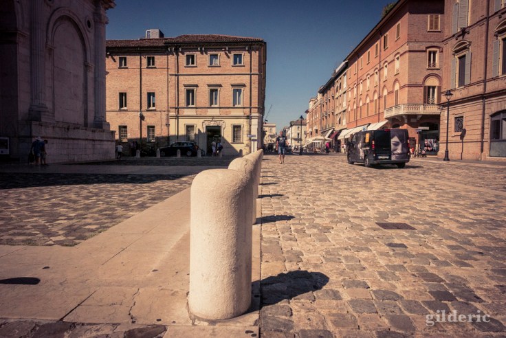 Devant le Temple Malatesta (Rimini)