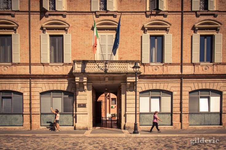 En face du Temple Malatesta à Rimini