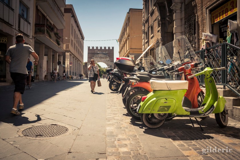 Arc d'Auguste et vespas à Rimini