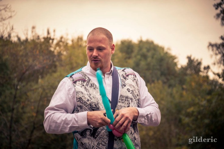 Géant sculpteur de ballons