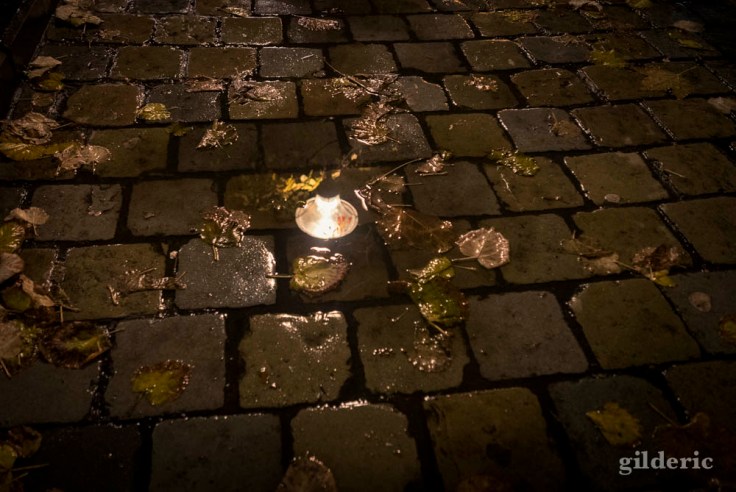 Lampe, reflet et flaque d'eau (Liège, Belgique)