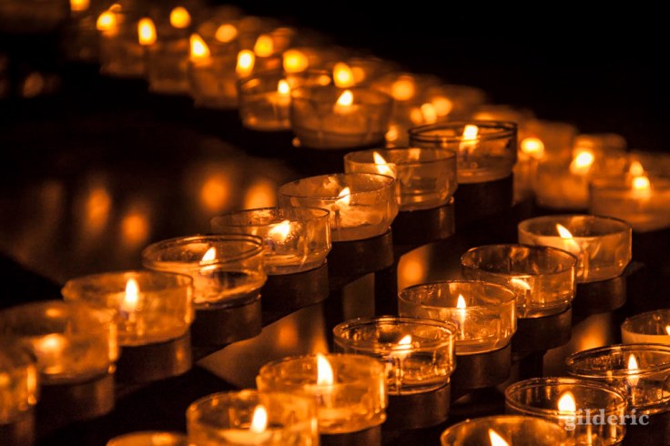 Bougies allumées dans la Cathédrale de Cologne