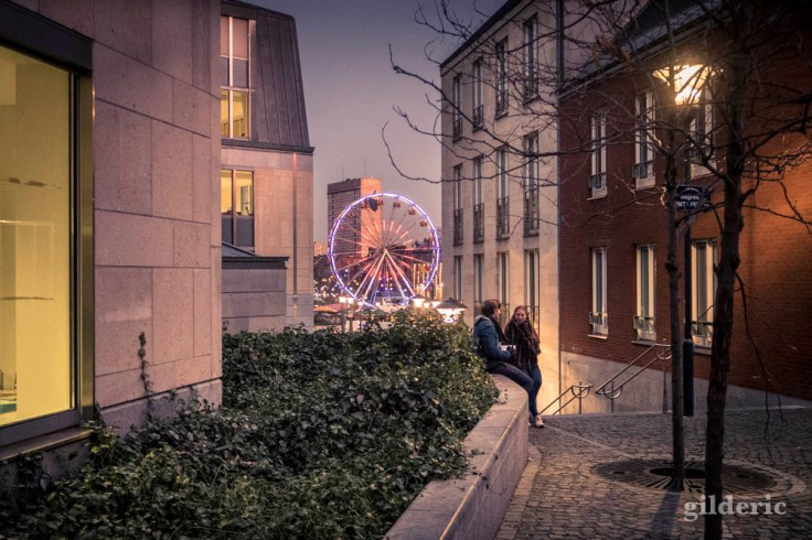 Ados flirtant à Liège, près du Village de Noël