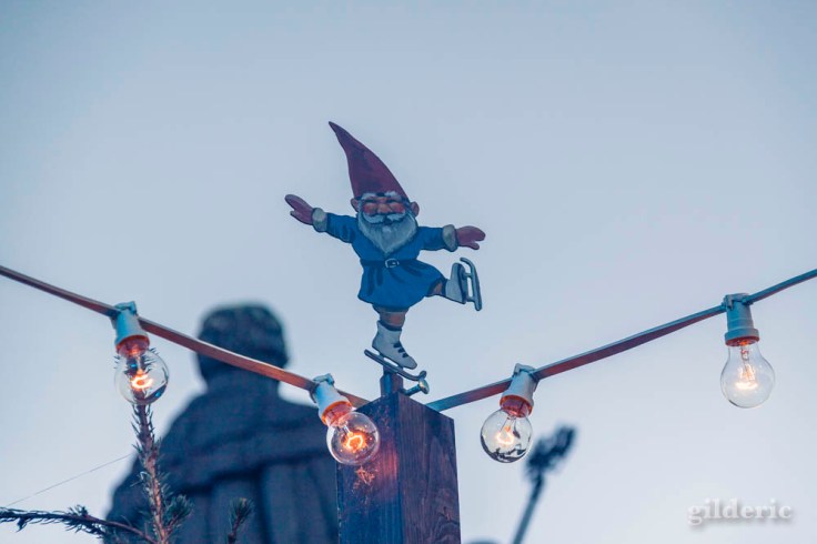 Nain et patinage sur glace (au marché de Noël de Cologne)