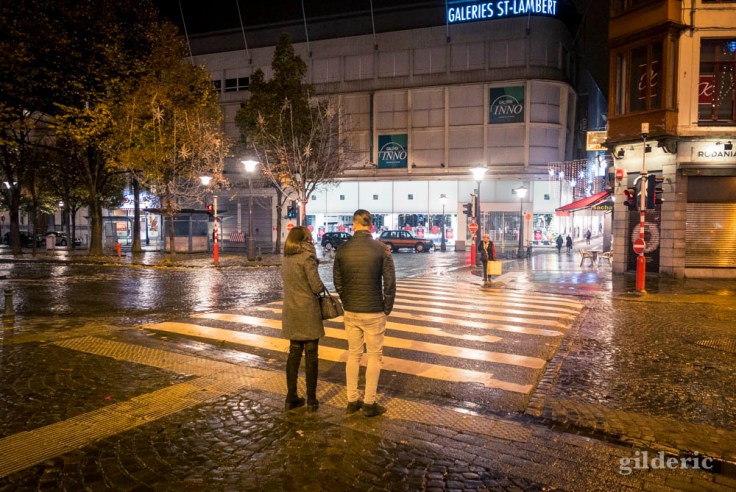 Un couple, le soir, en ville (Liège 2017)