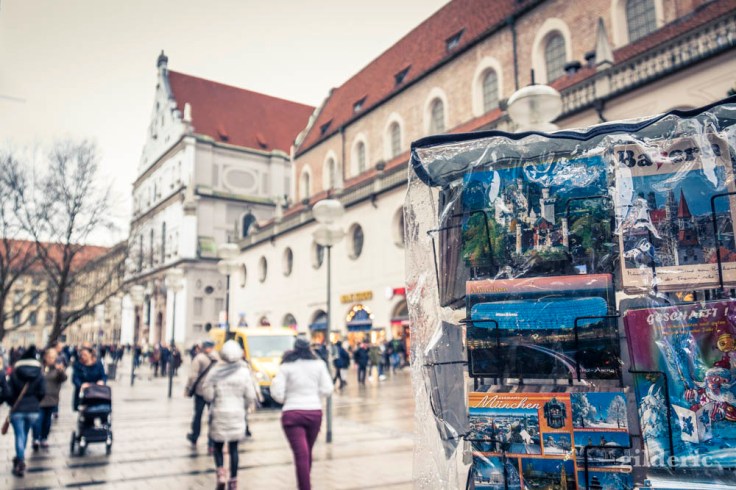 Cartes postales et pluie à Munich