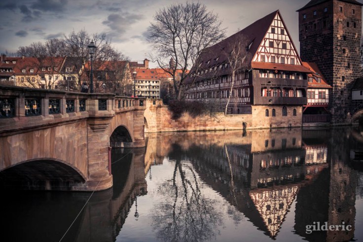 Ancien dépôt de vin et pont sur la Pegnitz à Nuremberg