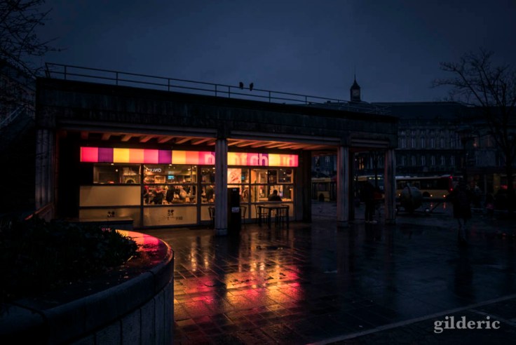 Un Point Chaud dans la nuit et la pluie (Place Saint-Lambert, Liège)