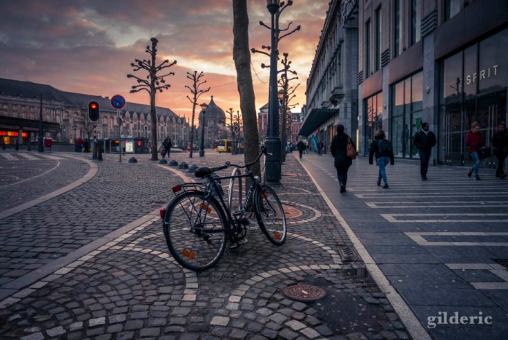 A vélo ou à pied, un matin place Saint-Lambert (Liège)