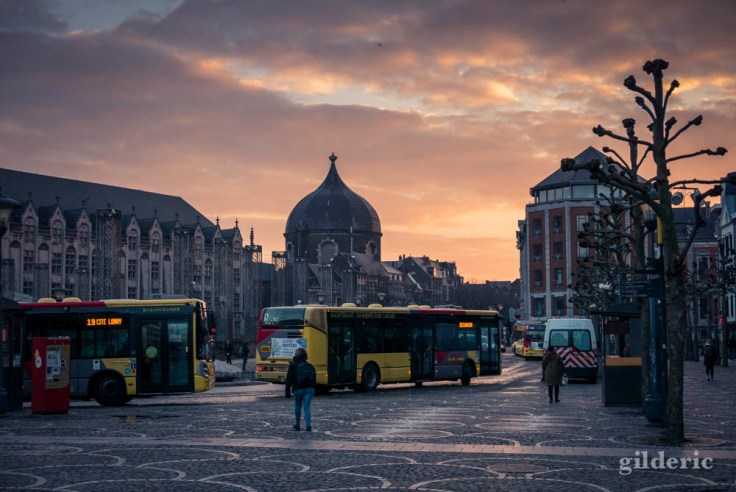Bus au petit matin, place Saint-Lambert à Liège